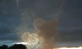 Khói đen bốc lên giữa màn bắn pháo hoa. Ảnh: Twitter