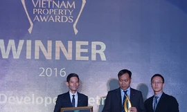 Đại diện Nam Long nhận giải thưởng “Nhà phát triển Bất động sản tốt nhất 2016”