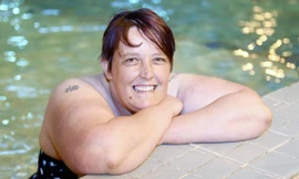 Donna McMahon vui vẻ xuống nước bơi sau khi khỏi bệnh sợ nước.