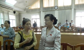 Bà Nguyễn Thị Quyết Tâm (phải) tiếp xúc cử tri.