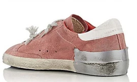 Đôi giày rách nát được bán tại cửa hàng thời trang New York (Mỹ).