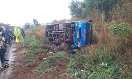 Chiếc xe khách nằm lật nghiêng bên lề đường