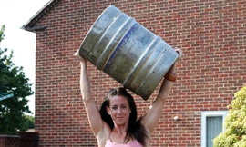 Bà mẹ khỏe nhất nước Anh kéo xe tải, nâng tạ ầm ầm