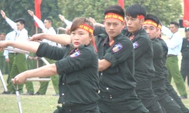 Nữ cảnh sát đặc nhiệm múa côn nhị khúc điêu luyện