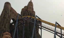 Du khách bị treo lộn ngược giữa trời suốt 20 phút.