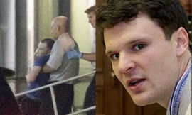 Otto Warmbier trong phiên tòa tại Triều Tiên (ảnh phải) và khi trở về Mỹ trong tình trạng "hôn mê" (ảnh trái).