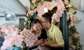 Bà Linda F. vui mừng và bất ngờ trước món quà bất ngờ và sự bày tỏ tình cảm của người chồng – ông Daniel F.