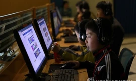 Một em nhỏ Triều Tiên sử dụng máy tính cá nhân. Ảnh: Yonhap