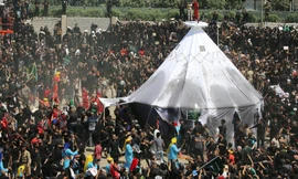 Lễ Ashura ở Karbala. Ảnh: Reuters