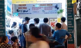 Sợ bị khóa SIM, khách chen chúc bổ sung thông tin cá nhân tới nửa đêm