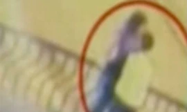 Maybeth và Hector thiệt mạng vì ngã từ cầu vượt xuống đất. 