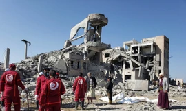 Hiện trường vụ không kích nhằm vào trại giam của phiến quân Houthi. Ảnh: Reuters