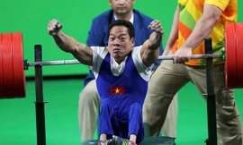 Đô cử Việt Nam nghẹn ngào khi nhận HCV Paralympic lịch sử