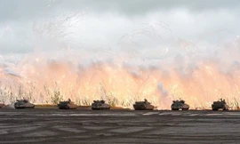 Xe tăng lực lượng mặt đất Nhật Bản bắn pháo sáng trong cuộc tập trận ở núi Phú Sĩ. Ảnh: JGSDF