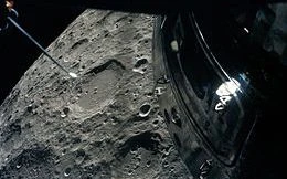 Phi hành đoàn Apollo 13 chụp ảnh Mặt trăng khi ở trong module hạ cánh xuống Mặt trăng. Module chỉ huy ngừng hoạt động cũng xuất hiện trong khung hình (Ảnh: Wikipedia)