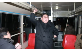 Ông Kim Jong-un và vợ ngồi xe điện dạo phố đêm Bình Nhưỡng