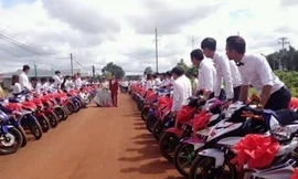 9X Bình Phước gây náo loạn khi rước dâu bằng 90 xe Exciter