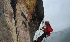 'Người nhện’ vẽ tranh trên vách núi tỏ tình với bạn trai