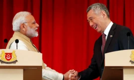 Thủ tướng Ấn Độ Narendra Modi bắt tay Thủ tướng Singapore Lý Hiển Long hôm nay, 1/6. Ảnh: Reuters