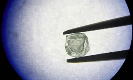 Cận cảnh viên kim cương 800 triệu năm tuổi. Ảnh: Alrosa