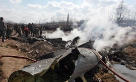 Hiện trường chiếc trực thăng Mi-17V-5 rơi tại Budgam, bang Kashmir sau khi trúng tên lửa phòng không ngày 27/2. Ảnh: Reuters