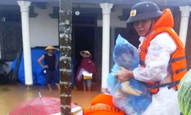 Công an vượt qua lũ dữ, đưa bệnh nhân đi cấp cứu.