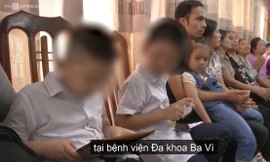 Nước mắt trong buổi trao hai trẻ bị nhầm ở Ba Vì về với gia đình 