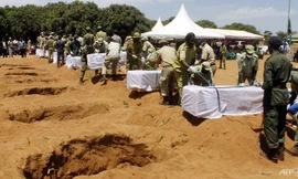 Lễ tang tập thể các nạn nhân vụ chìm phà ở Tanzania. Ảnh: AFP