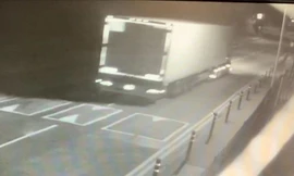 Hình ảnh chiếc container chở 39 người nhập cư được ghi lại bởi camera an ninh. Ảnh: Sky News