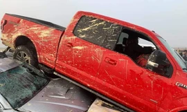 Xe hơi "trèo" lên đầu nhau sau khi đâm dồn toa. Ảnh: Twitter