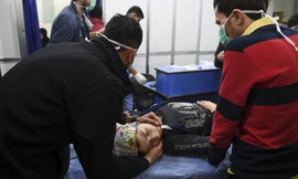 Một nạn nhân nữ được điều trị sau vụ tấn công bằng khí clo ở Aleppo (Syria) tối 24/11. Ảnh: AP