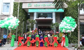 Trao 10 suất quà khám, điều trị miễn phí cho các bệnh nhân khó khăn