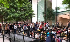 Cảnh xếp hàng mua iPhone Xs ở Singapore