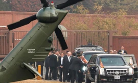 Tổng thống Mỹ Trump ngồi chờ trong xe khi đoàn tùy tùng bàn bạc về chuyến thăm khu DMZ. Ảnh: Reuters