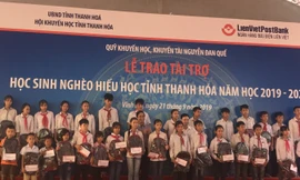 Trao 1.000 suất học bổng và quà  cho học sinh nghèo xứ Thanh