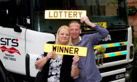 Stuart Powell - anh tài xế may mắn nhất nước Anh và vợ