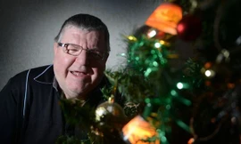 Ông Graham và dàn đèn Giáng sinh đặc biệt của mình.