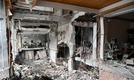 Bên trong quán ăn nơi xảy ra vụ nổ sáng 13/10. Ảnh: Tân Hoa Xã