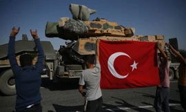 Lực lượng Thổ Nhĩ Kỳ hùng hổ tiến vào biên giới Syria. Ảnh: AP
