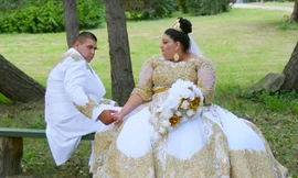 Choáng với cô dâu mặc váy thêu vàng tiền tỉ, đính Euro kín người