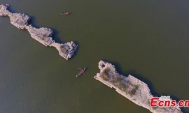 Nước hồ hạ thấp, để lộ cầu đá trăm tuổi thời nhà Minh