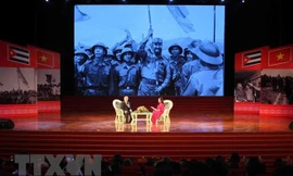 Giao lưu cùng nhân chứng lịch sử Nhà ngoại giao Nguyễn Đình Bin, nguyên Thứ trưởng Bộ Ngoại giao. (Ảnh: Thanh Tùng/TTXVN)