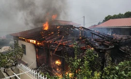 Một ngôi nhà bị lửa thiêu rụi trong đám cháy rừng ở Hy Lạp. Ảnh: Tân Hoa Xã