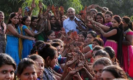 Ông Mahesh Savani (giữa) cùng các cô "con gái" của mình.