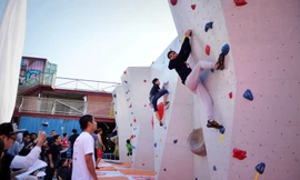 Hàng trăm bạn trẻ đua nhau leo núi nhân tạo giữa Thủ đô