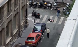 Một người bị thương nằm trên mặt đất sau khi bị tấn công bằng dao. Ảnh: Twitter