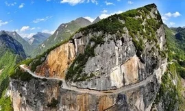 Con đường dài 1.200 mét đào bằng tay bên vách núi dựng đứng