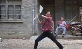 Bà Lei biểu diễn múa côn nhị khúc.