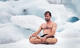 Mình trần luyện Yoga trước băng tuyết