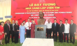 Các vị lãnh đạo Trung ương và TPHCM tham dự lễ dựng tượng cố GS-Viện sĩ Dương Quang Trung. Ảnh: Quốc Ngọc